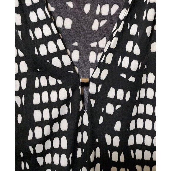 ANNE KLEIN WOMEN'S BLACK & WHITE ,GEOMETRIC PRINT, CAP SLEEVE ,VNECK TOP SIZE L - Picture 2 of 5